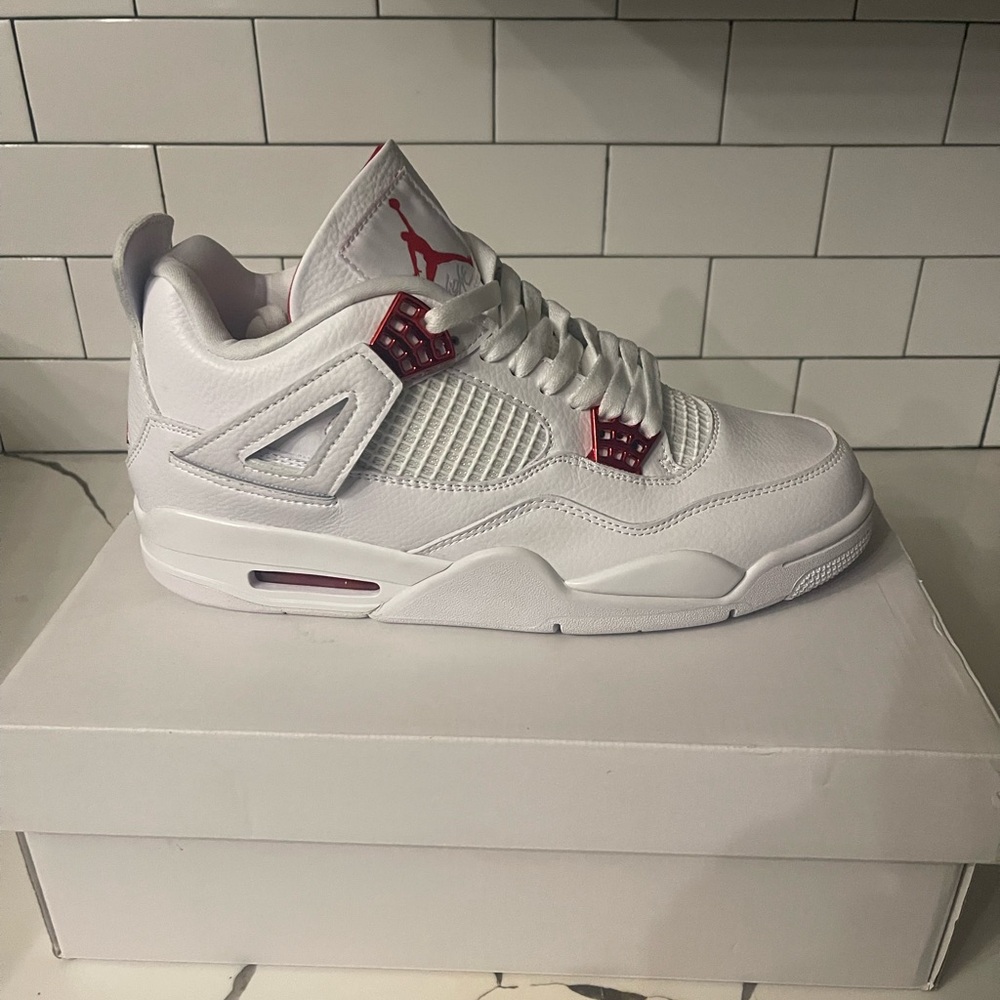 Men’s Jordan Retro 4 Red Metallic Size 10.
